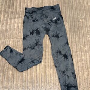 Booty Scrunch Leggings in Black and Gray